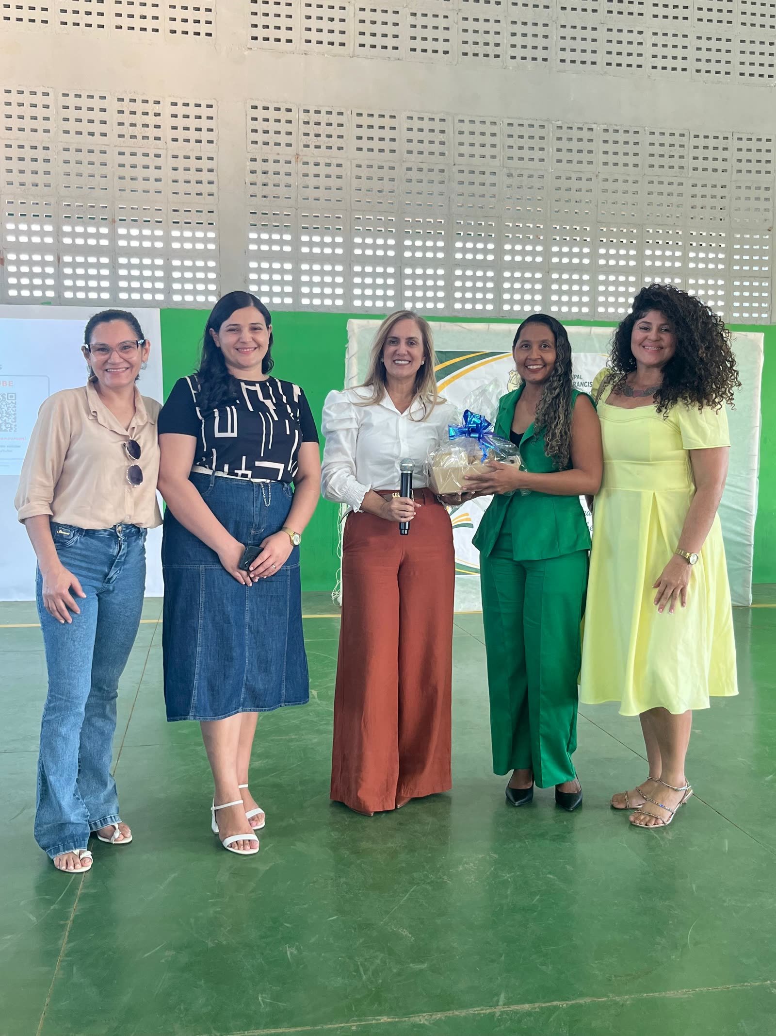 Registro com participantes da comunidade escolar