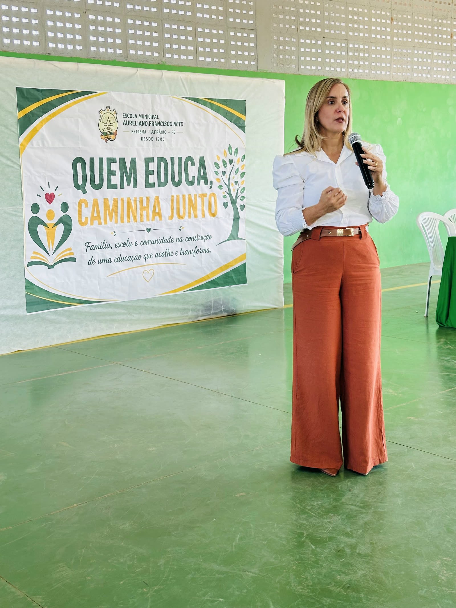 Taciana durante a palestra para a comunidade escolar