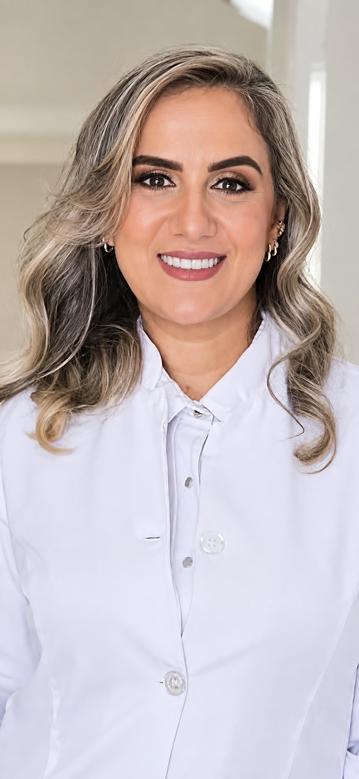Retrato profissional de Taciana Albuquerque sorrindo